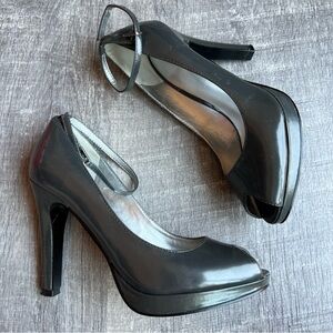 Nine West Freesa Heels Pumps Ankle Strap Gray Patent Leather Size 5